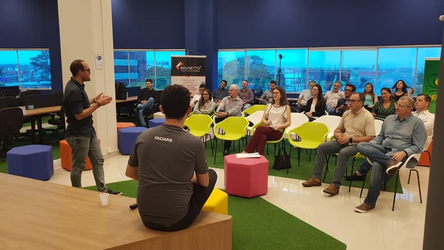 Palestra numa sala com plateia